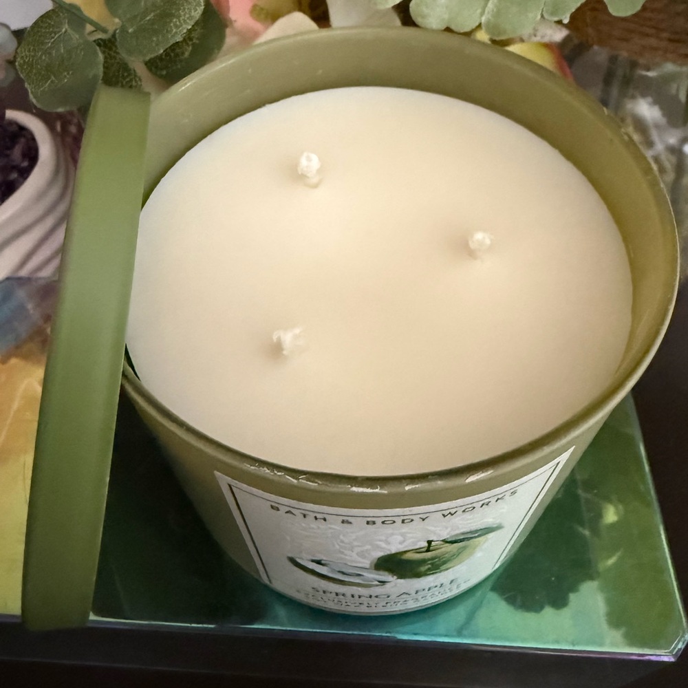 🆕🍏 BATH & BODY WORKS “SPRING APPLE” 3-WICK CANDLE. BRAND NEW. SOY WAX BLEND. - Picture 4 of 5